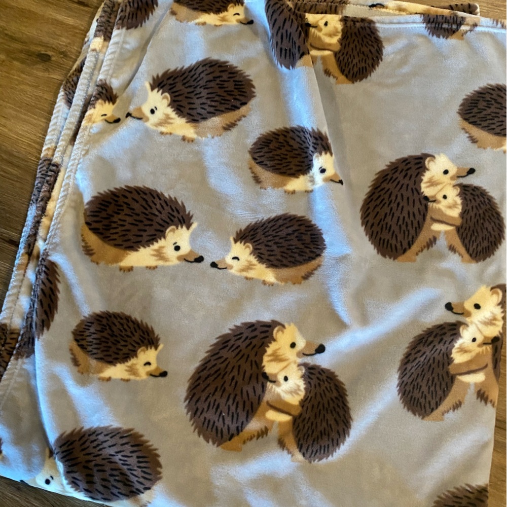 Plush fleece throw blanket hedgehogs - super cute & cozy